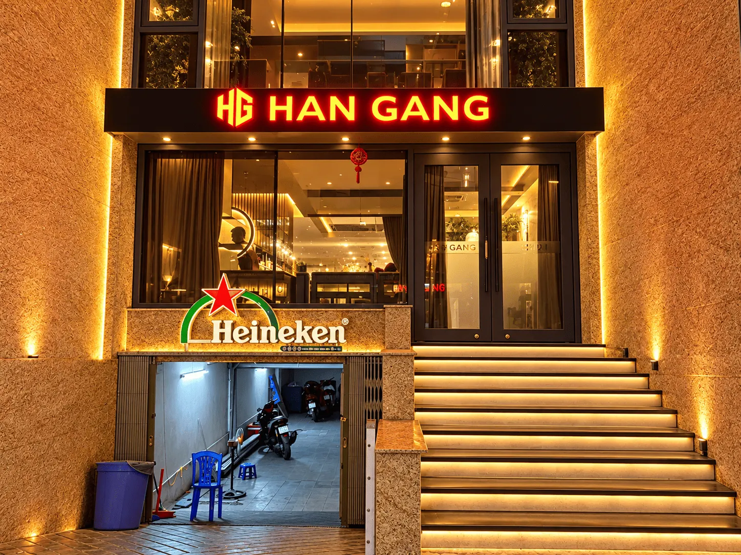 하노이 한강 가라오케 HG HAN GANG 간판과 금빛 입구 계단